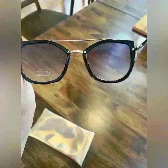 Jessica Simpson Sunglasses w/ Bag - Picture 6 of 8